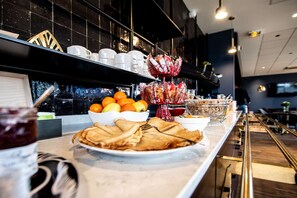 Frukostbuffé varje dag (EUR 13 per person)