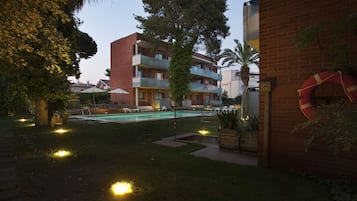 Depan hartanah - siang/malam