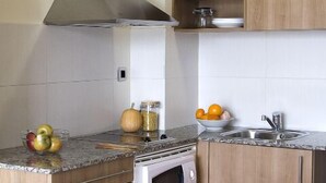 Cafetera y tetera, refrigerador con congelador y microondas