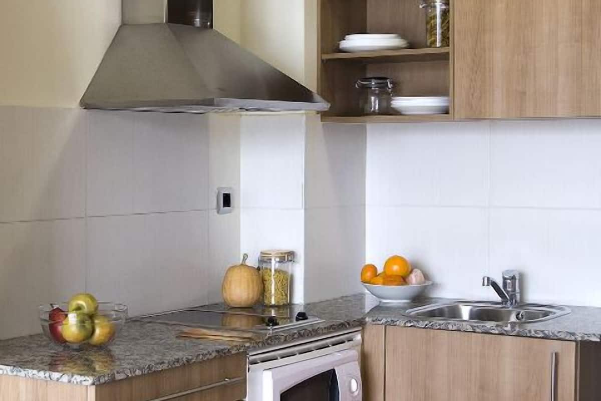 Wasserkocher mit Kaffee-/Teezubehör, großer Kühlschrank, Mikrowelle
