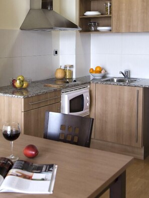 Full-sized fridge, microwave, stovetop, coffee/tea maker