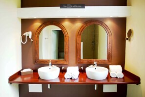 Family Room, 2 Bedrooms | Bathroom | Shower, rainfall showerhead, free toiletries, hair dryer - Habitation du Comté (Sainte-Rose)