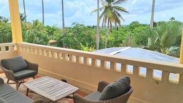 Premium bedding, in-room safe, individually decorated