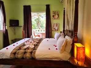 Rom – superior, 1 dobbeltseng, hageutsikt | Sengetøy av topp kvalitet, safe på rommet og individuelt dekorert