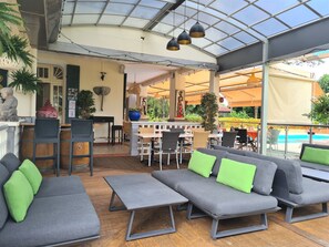 Se sirven almuerzos y cenas; cocina francesa; junto a la piscina