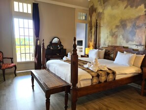 Ropa de cama de alta calidad y caja de seguridad en la habitación