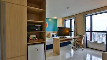 Minibar, caja de seguridad en la habitación y escritorio