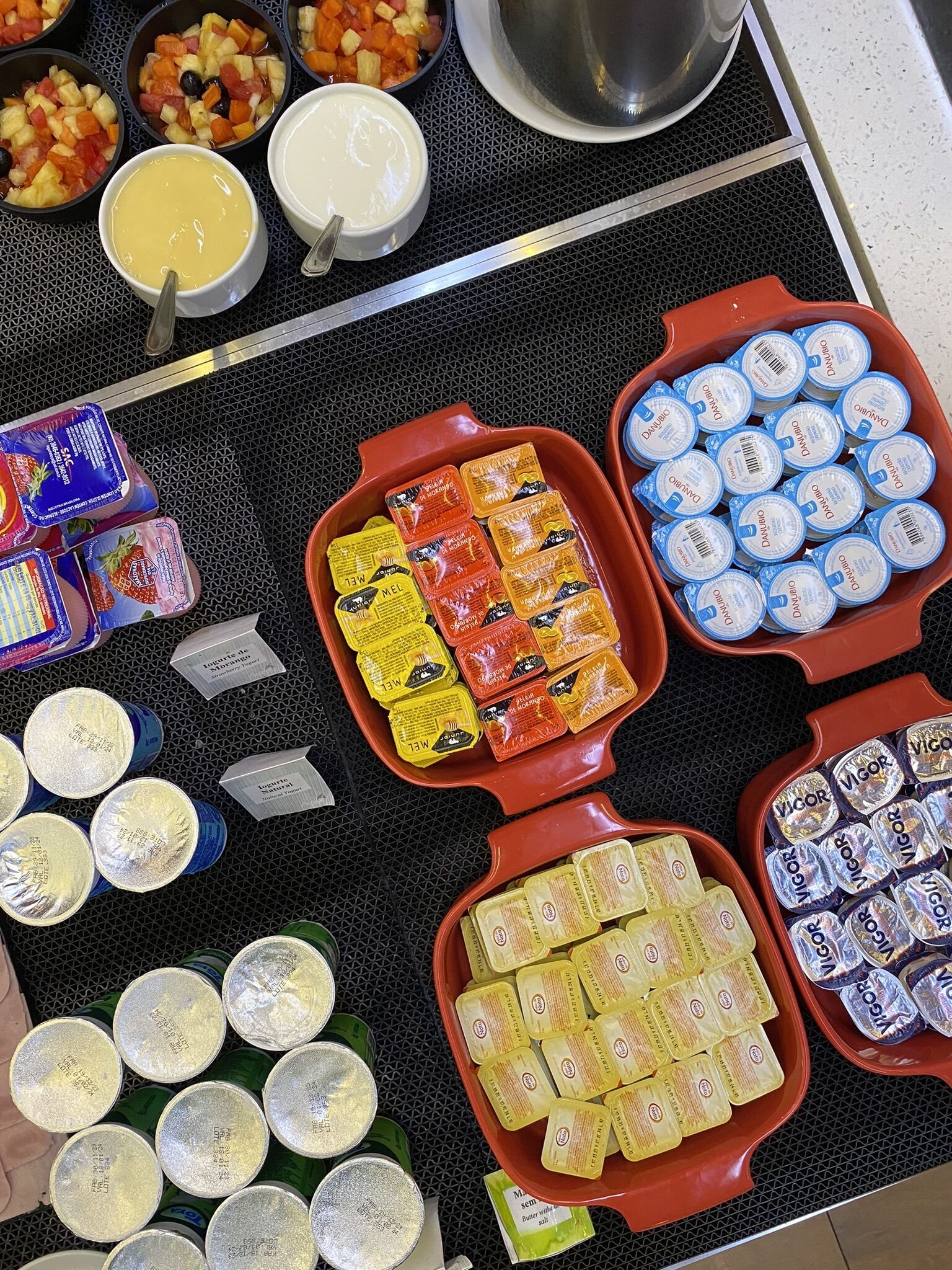 Una mesa de buffet con diversos alimentos y aderezos.