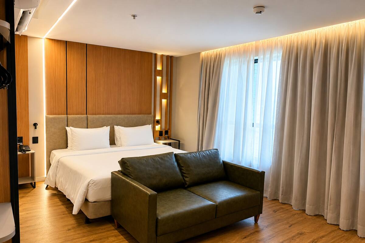 Quarto luxo, 1 cama Queen | Frigobar, cofres nos quartos, escrivaninha