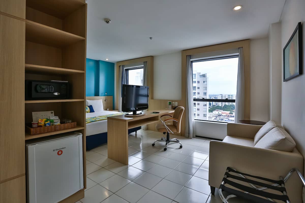 deluxe room, 1 queen bed | 2 bedrooms, minibar, in-room safe, desk