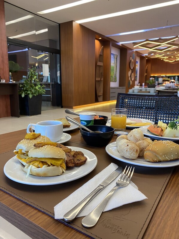 Petit déjeuner, déjeuner et dîner servis sur place