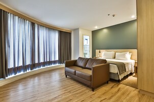 Suite Business | Minibar, in-room safe, desk, iron/ironing board