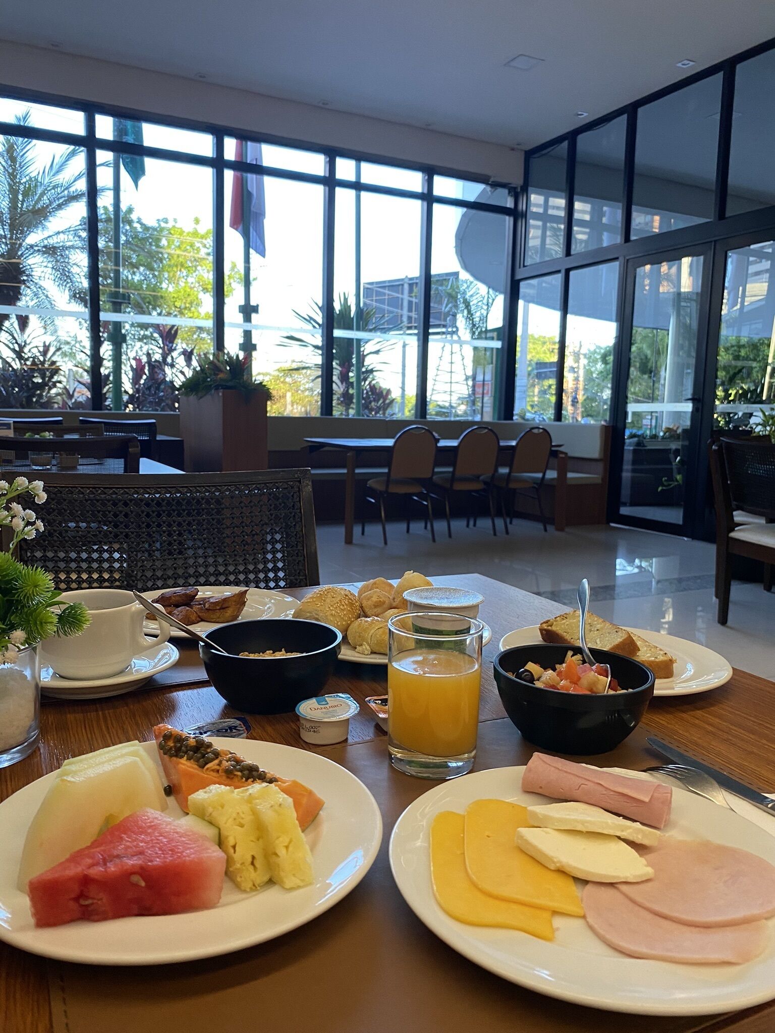 朝食、ランチ、ディナーに営業