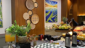 早餐,供應午餐和晚餐