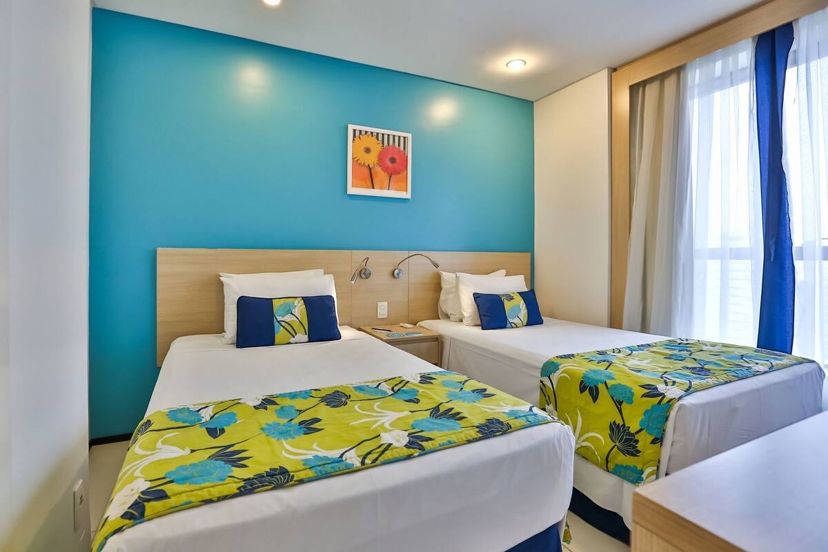 Frigobar, cofres nos quartos, escrivaninha