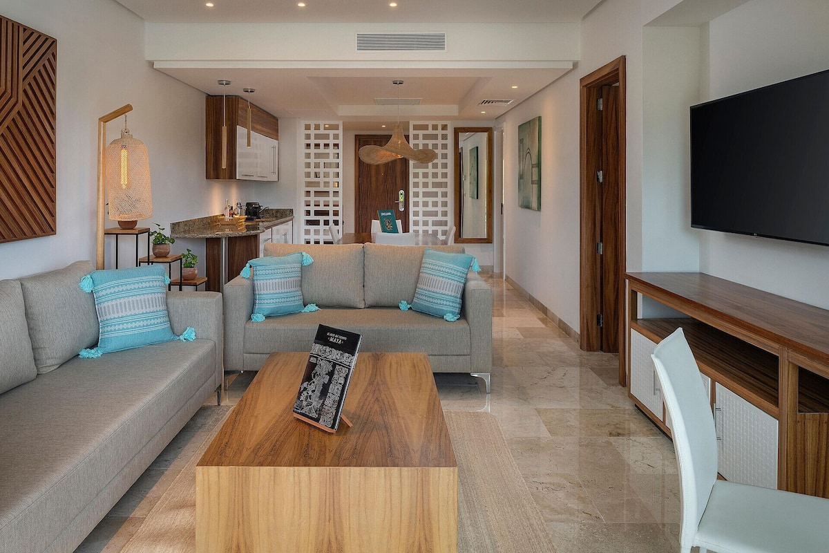 Living area | 50-inch flat-screen TV with cable channels, TV