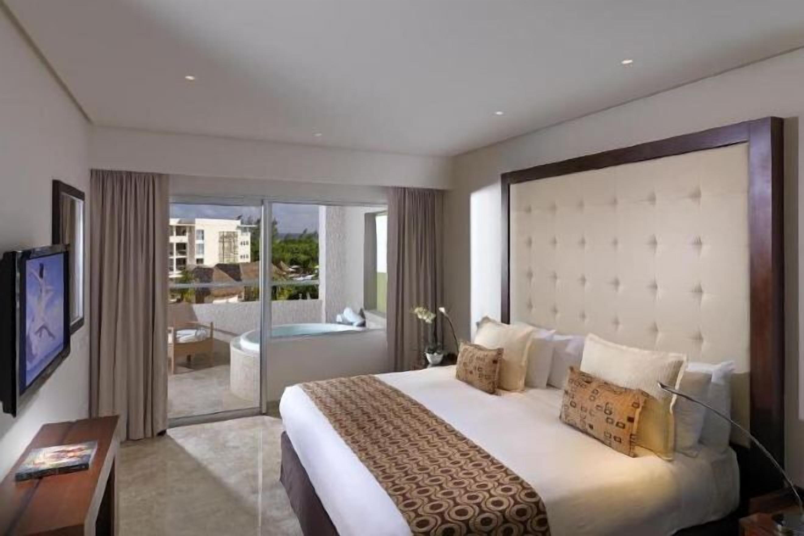 Egyptian cotton sheets, premium bedding, down comforters, minibar