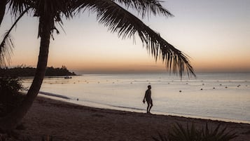 Plage, sable blanc, parasols, serviettes de plage