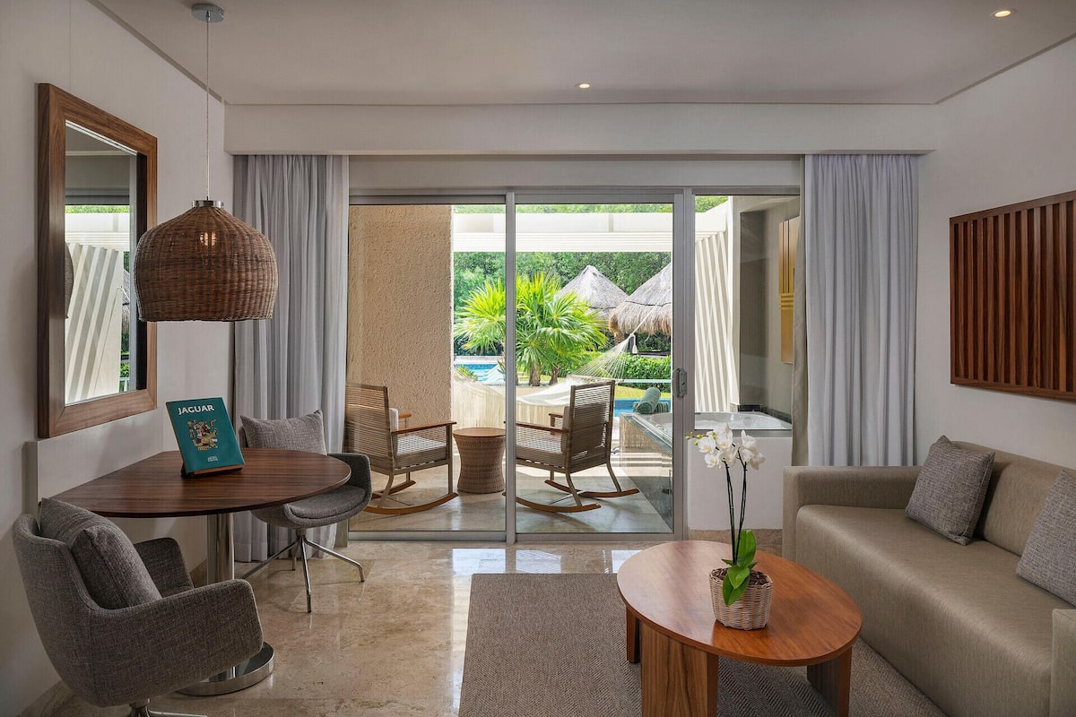 Living area | 50-inch flat-screen TV with cable channels, TV