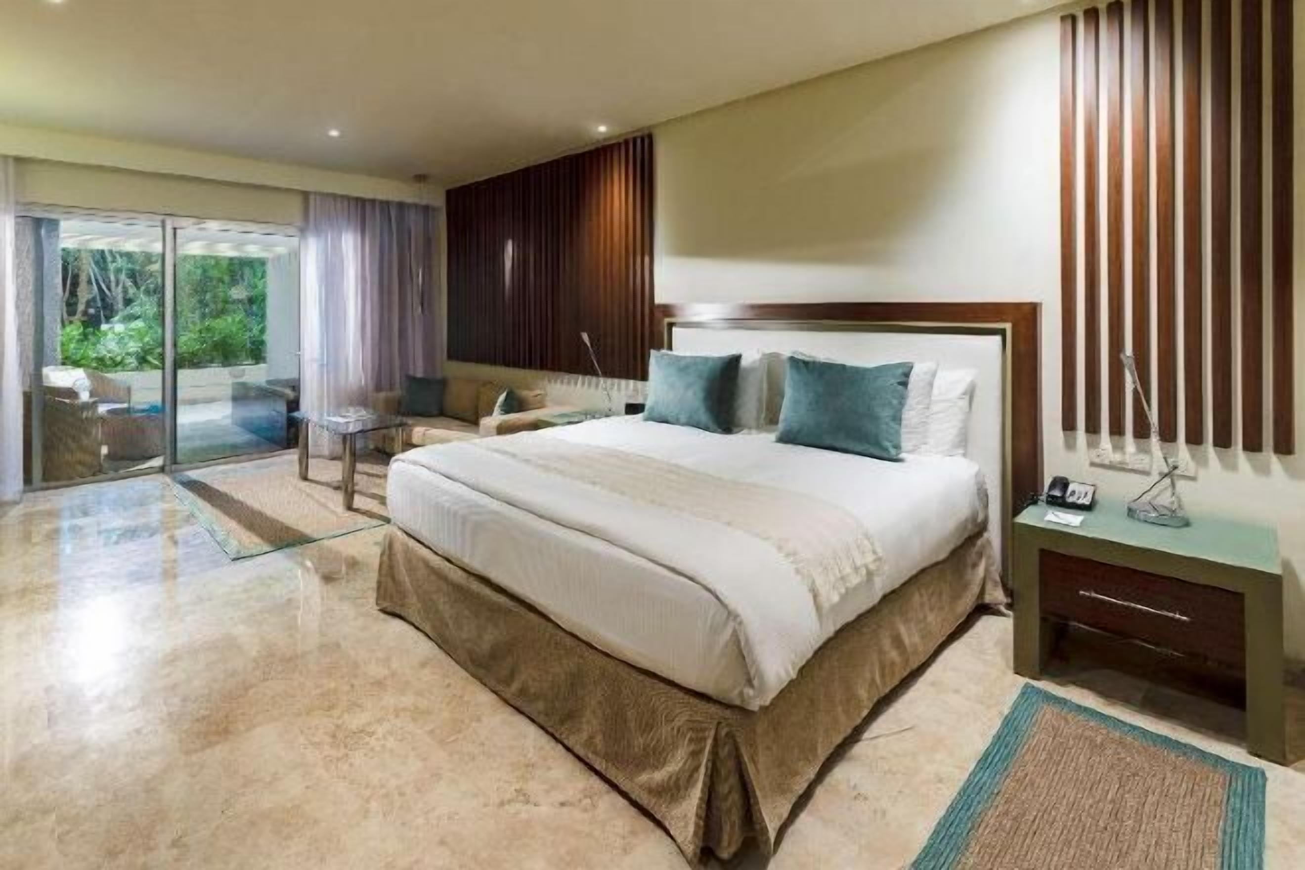 Egyptian cotton sheets, premium bedding, down comforters, minibar
