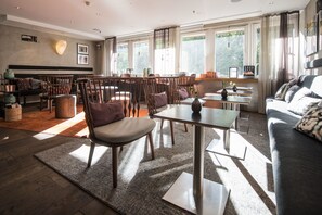 Lobby-lounge