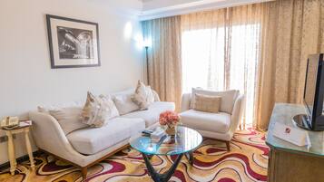 Suite, 2 camere da letto | Area soggiorno | TV 32 pollici con canali via cavo, film in prima visione