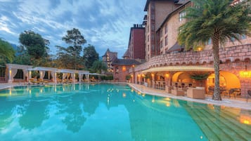 Una piscina al aire libre (de 07:30 a 21:00), sombrillas, tumbonas