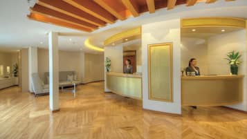 Couples treatment room(s), sauna, hot tub, steam room, body treatments