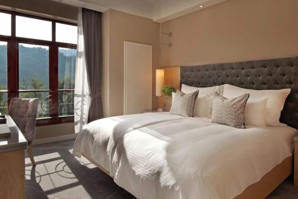 1 bedroom, premium bedding, minibar, in-room safe