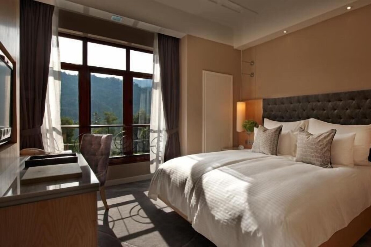 Luxe beddengoed, een minibar, een kluis op de kamer, een bureau
