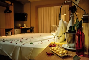 Quarto casal luxo, 1 cama de casal | Frigobar, cofres nos quartos, escrivaninha