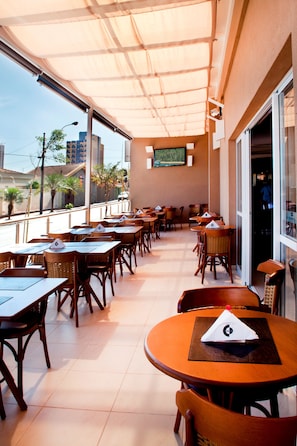 Petit déjeuner buffet compris