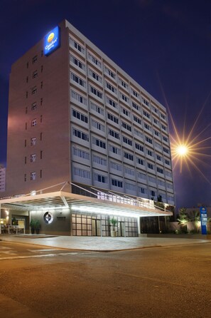 Boendets fasad - kväll/natt