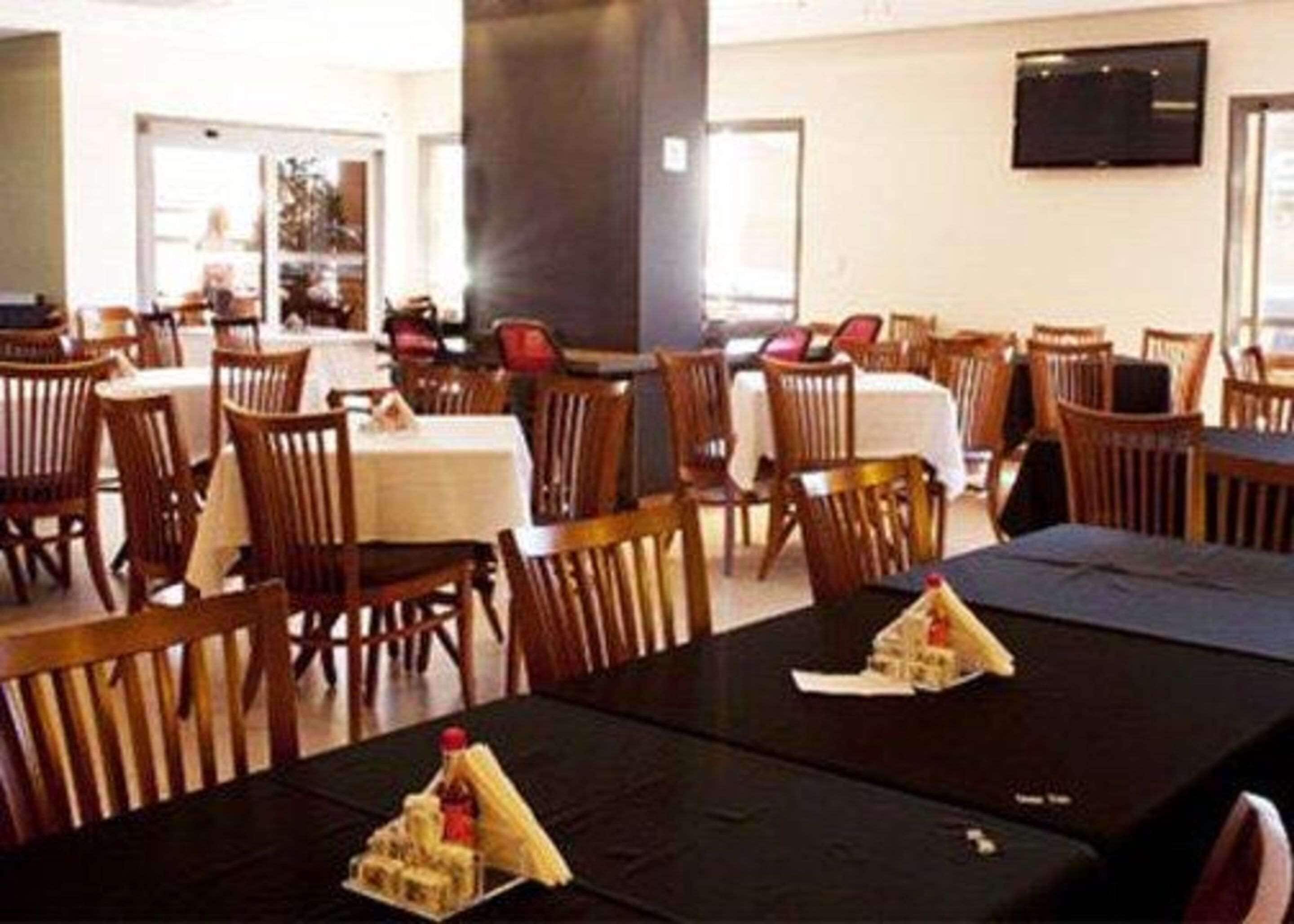 breakfast, lunch, dinner served; international cuisine