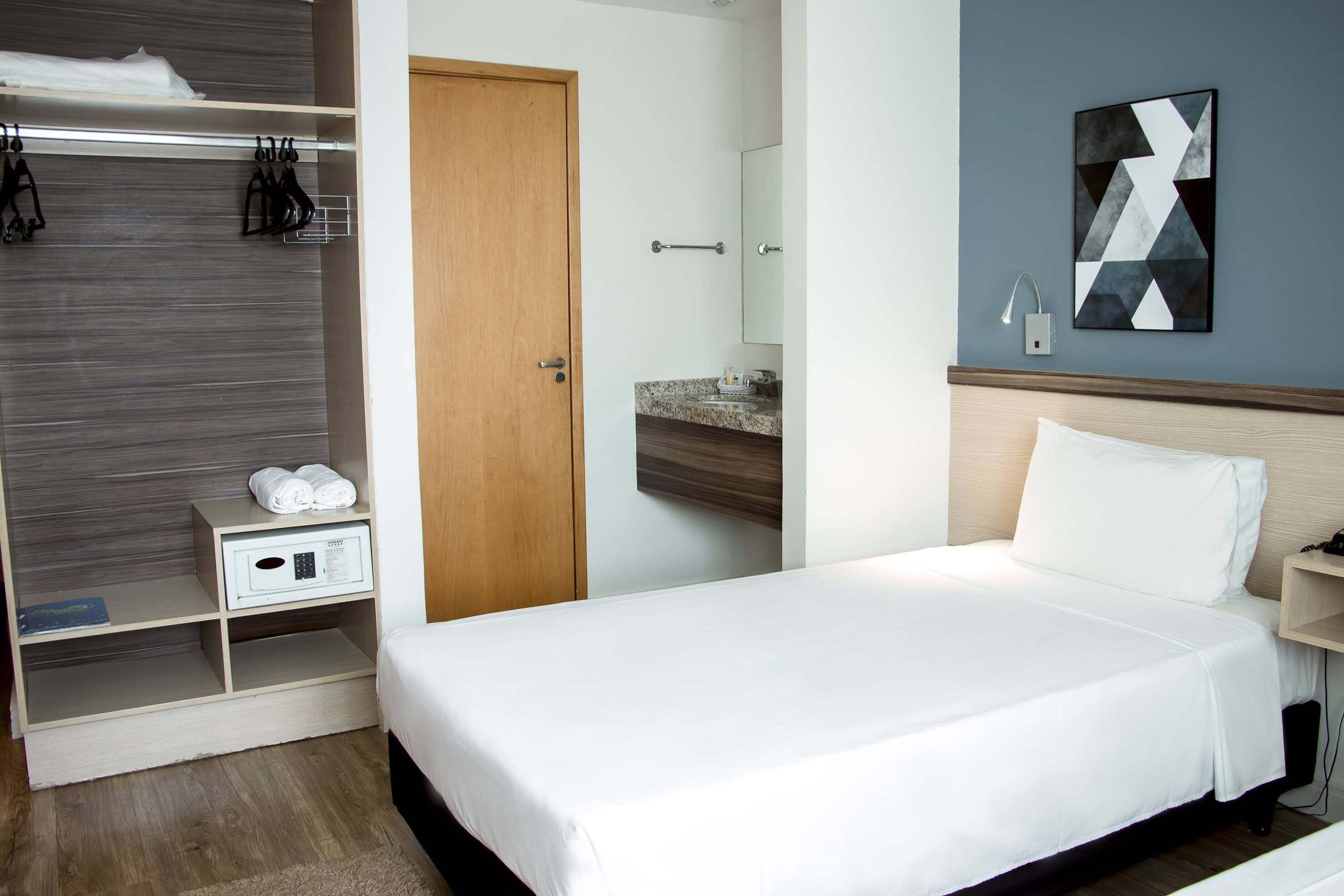 Surmatelas, minibar, coffres-forts dans les chambres