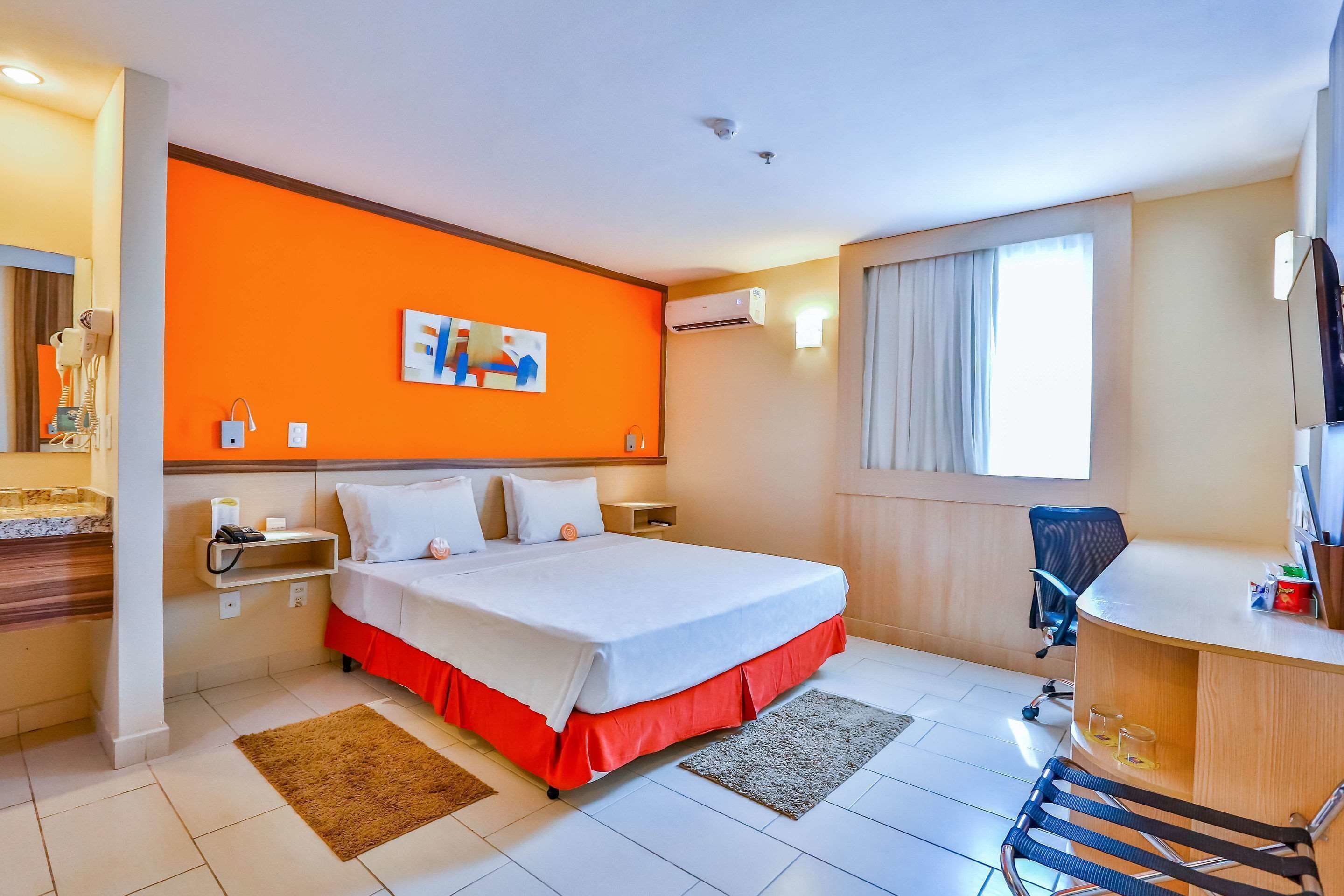 Pillowtop-patjalliset sängyt, minibaari, tallelokero huoneessa