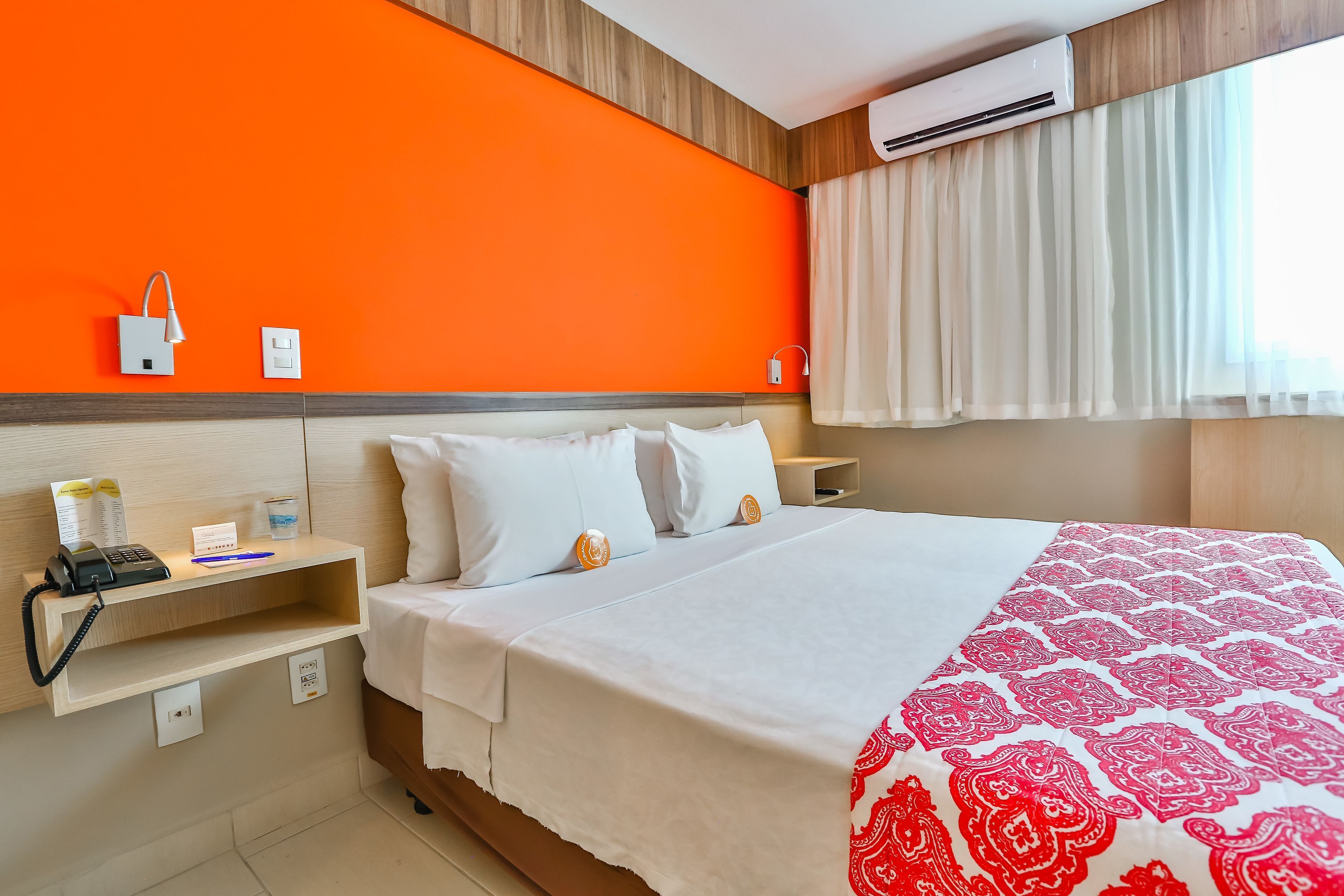 Pillowtop-patjalliset sängyt, minibaari, tallelokero huoneessa