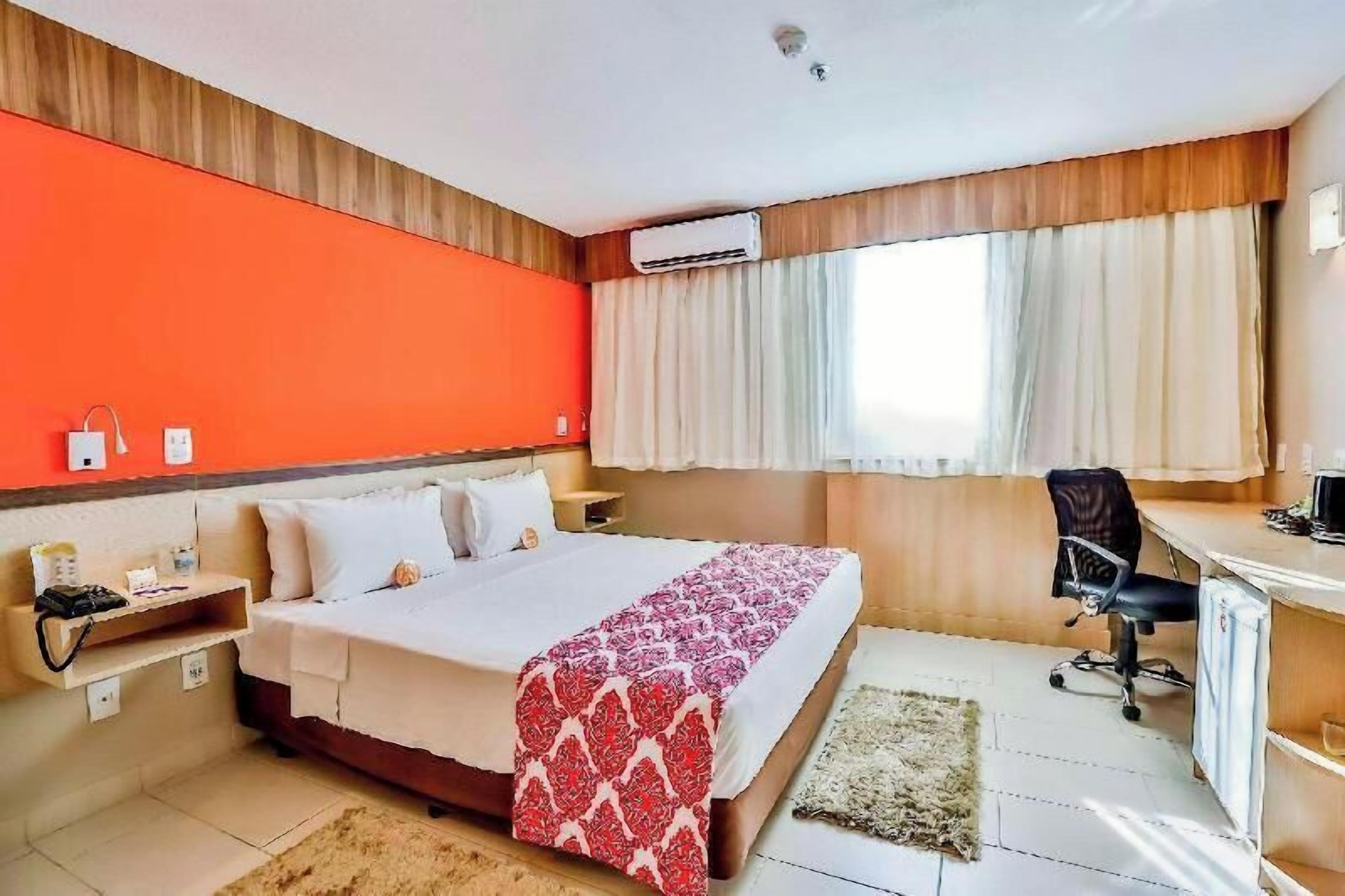 Pillowtop-patjalliset sängyt, minibaari, tallelokero huoneessa