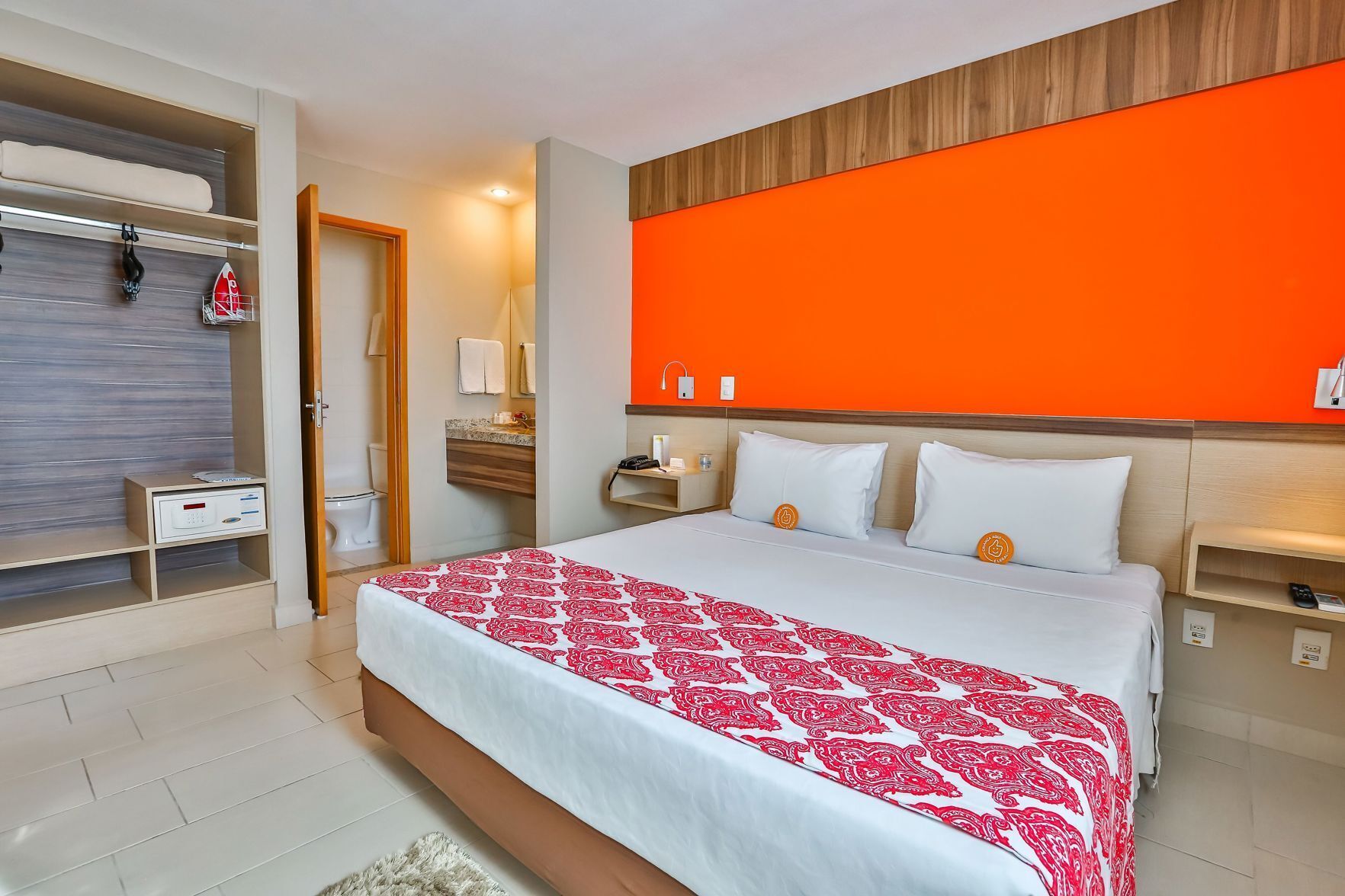 Camas con pillow-top, minibar y caja de seguridad en la habitación 