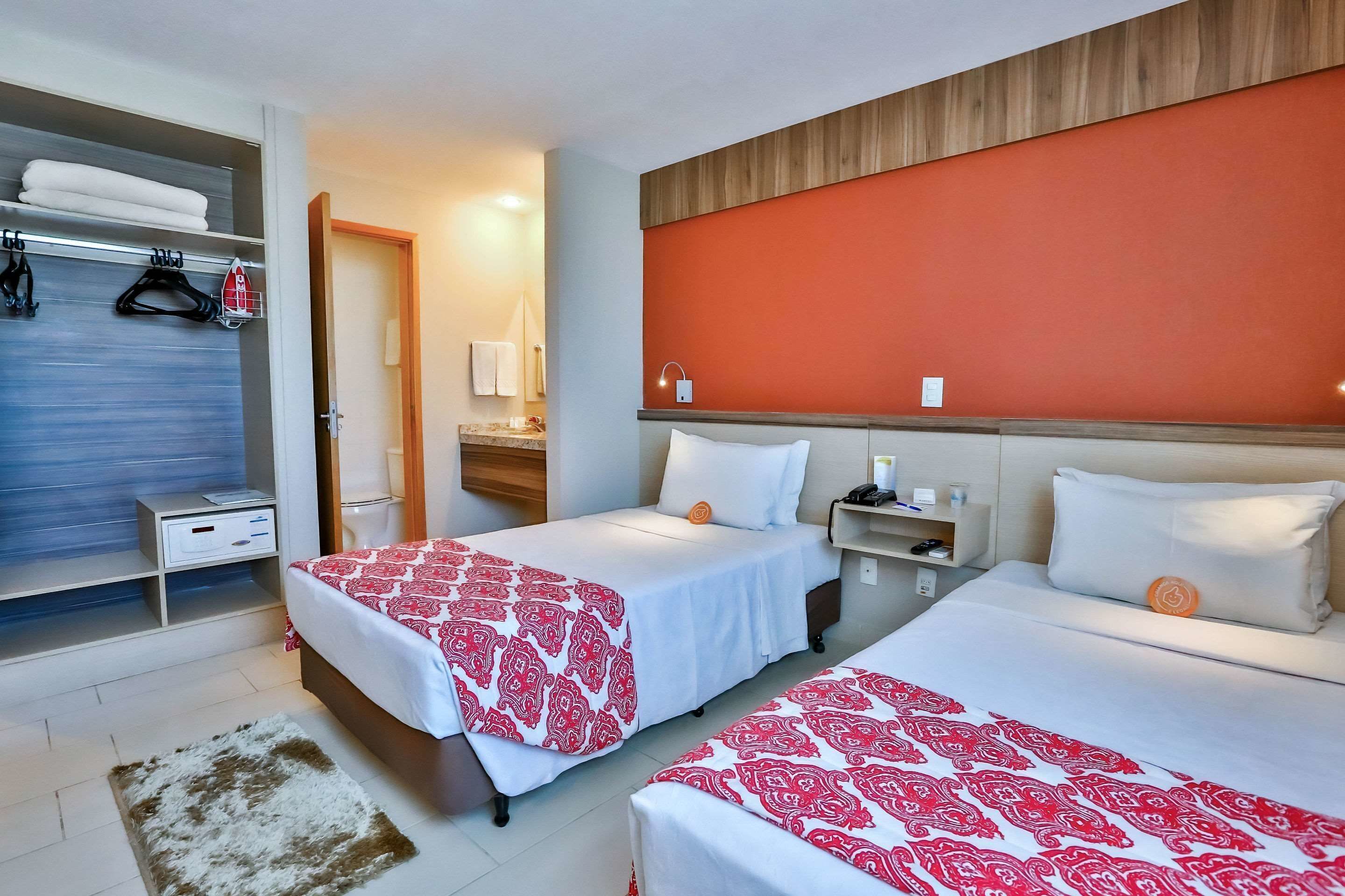 Pillowtop-patjalliset sängyt, minibaari, tallelokero huoneessa