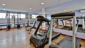 A gym with treadmills, weight machines, and exercise balls. - Comfort Hotel Campos Dos Goytacazes (Campos)