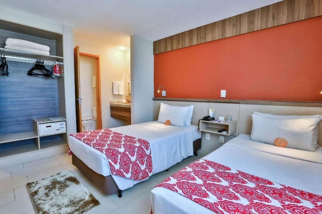 Pillowtop-patjalliset sängyt, minibaari, tallelokero huoneessa