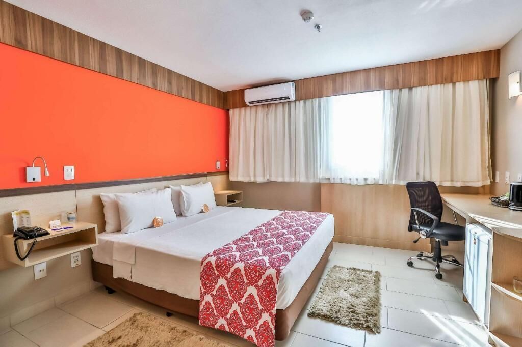 Pillowtop-patjalliset sängyt, minibaari, tallelokero huoneessa