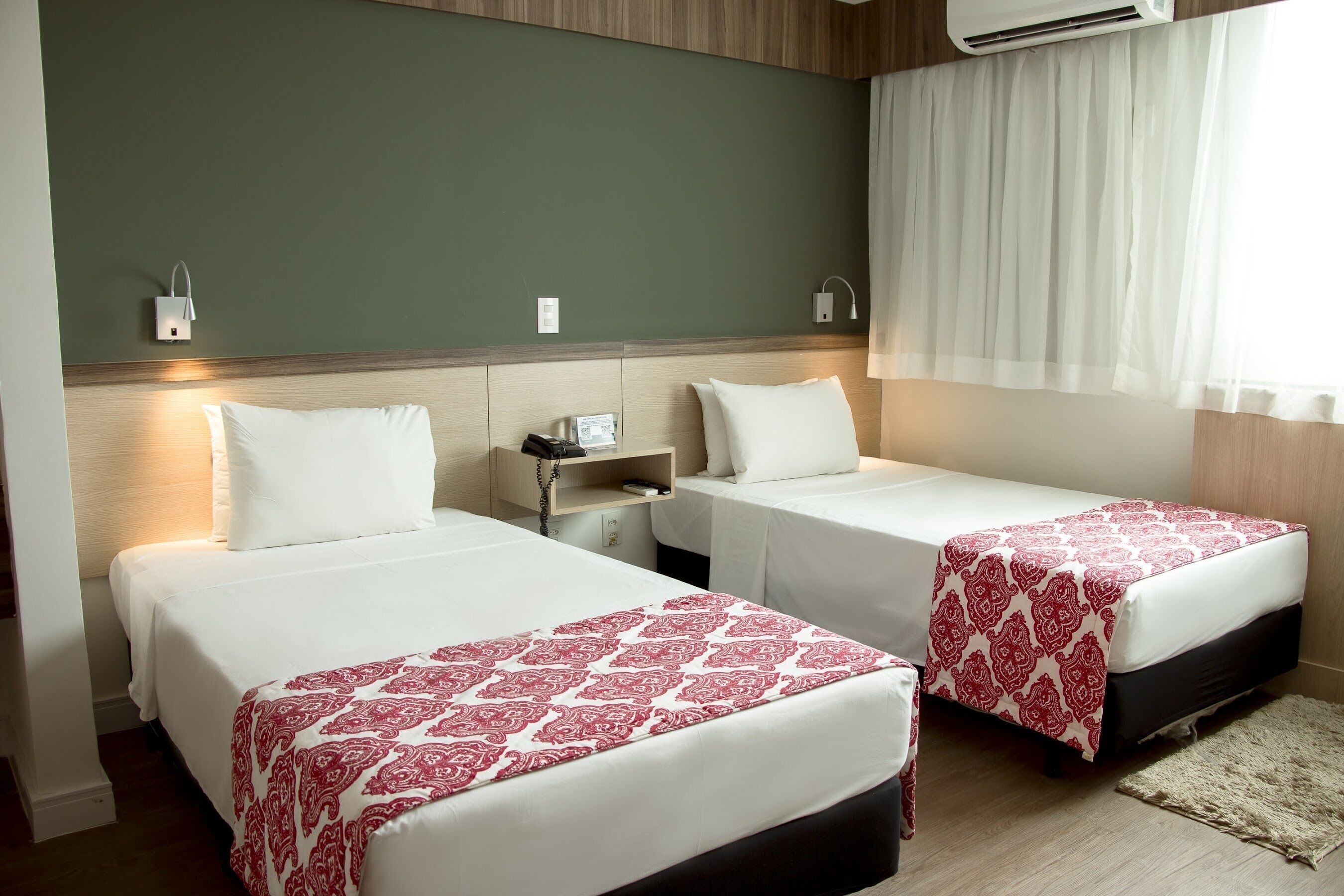 Pillowtop-patjalliset sängyt, minibaari, tallelokero huoneessa