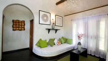 Stuga - 2 sovrum | Vardagsrum | 36-tums smart-tv med kabelkanaler, tv och ett bordtennisbord