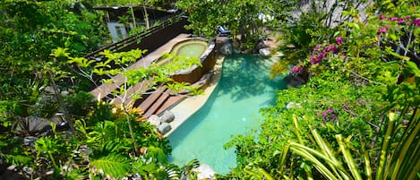 Cottage Premium, 1 grand lit, vue piscine | Vue depuis le balcon