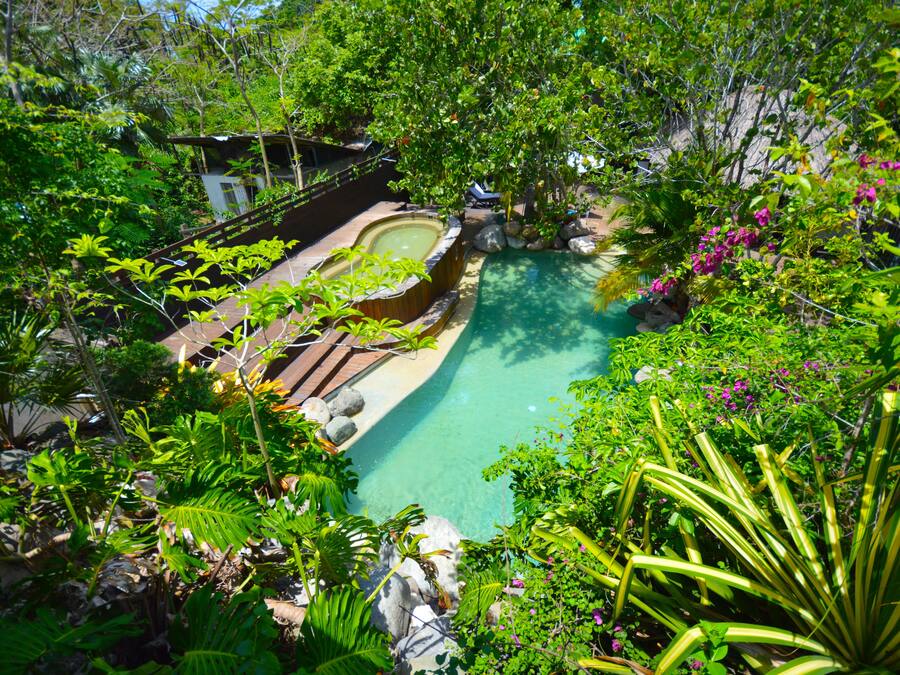 Premium-mökki, 1 keskisuuri parisänky, näköala uima-altaalle | Näkymä parvekkeelta