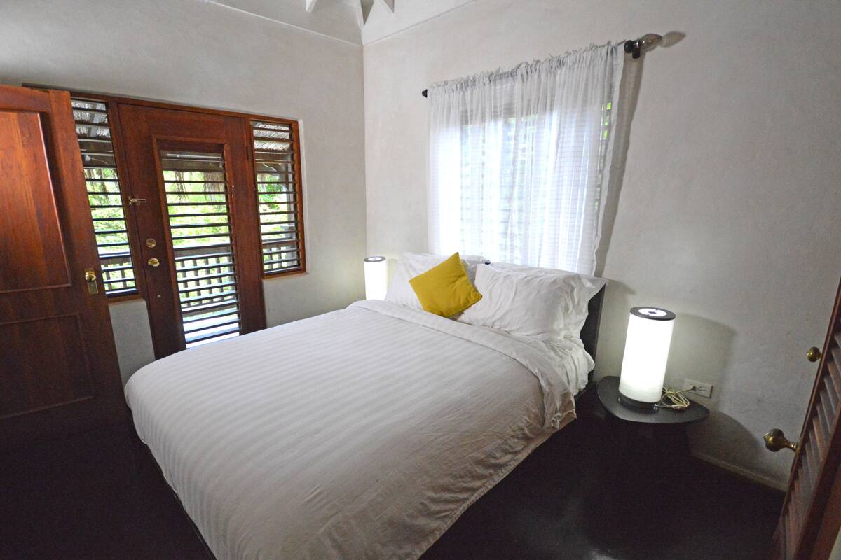 Premium Cottage, 1 Queen Bed, Pool View | Premium bedding, pillow-top beds, in-room safe, iron/ironing board