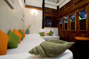 Cottage, 3 Bedrooms | Premium bedding, pillowtop beds, in-room safe, individually decorated