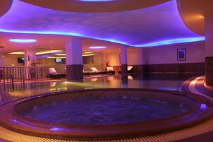 Indoor spa tub